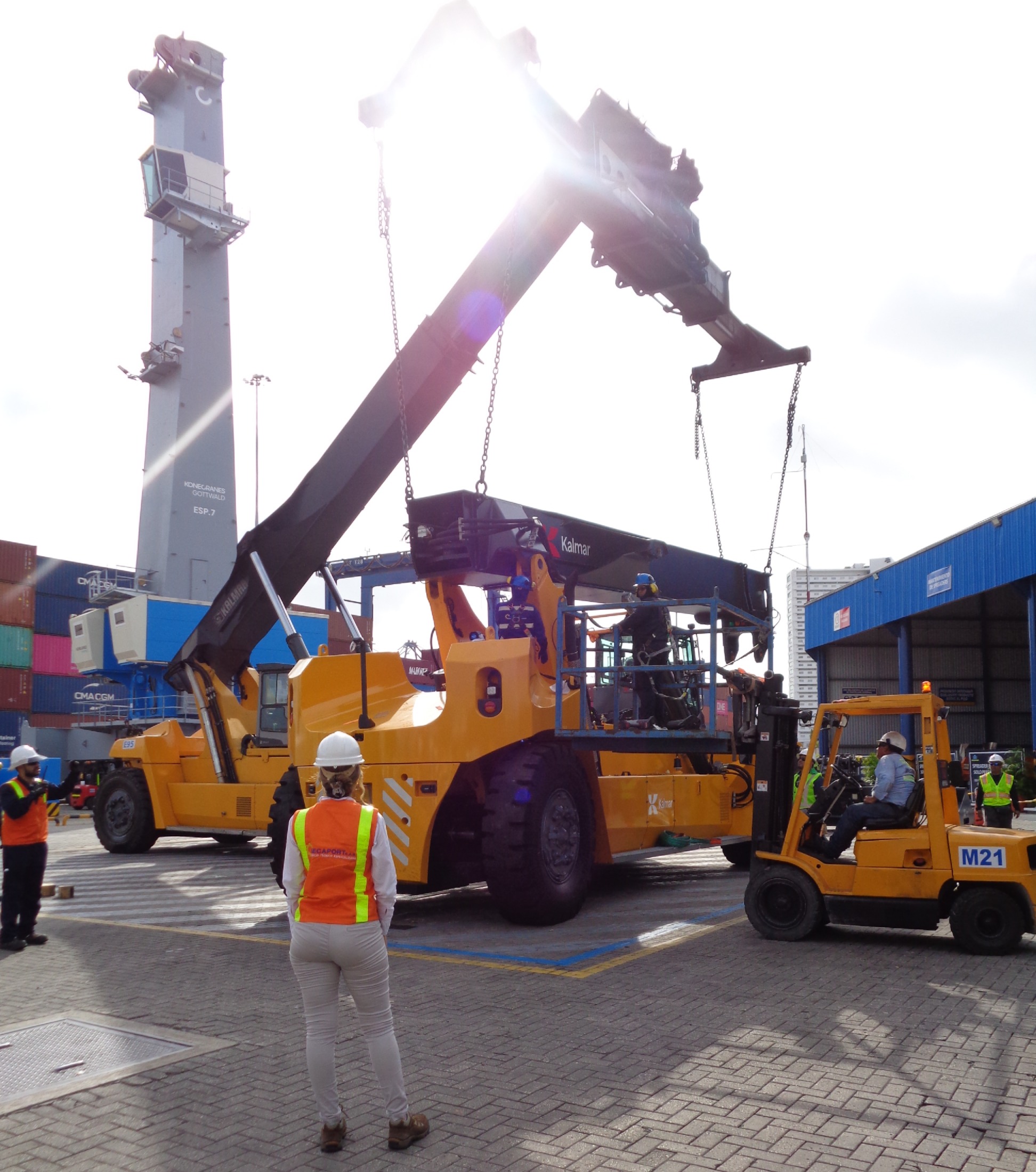Supervisora Mecaport coordinando el ensamble de reach stacker en patio de contenedores